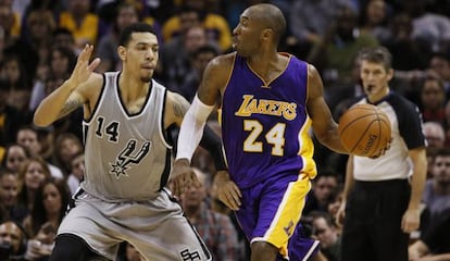 Kobe Bryant (d) y Danny Green, en una acción del partido.