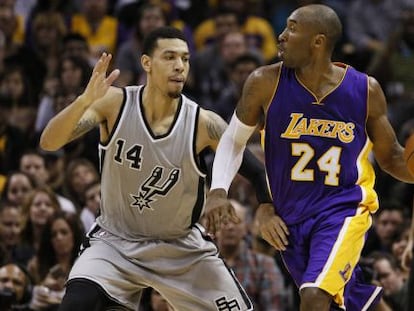 Kobe Bryant (d) y Danny Green, en una acción del partido.