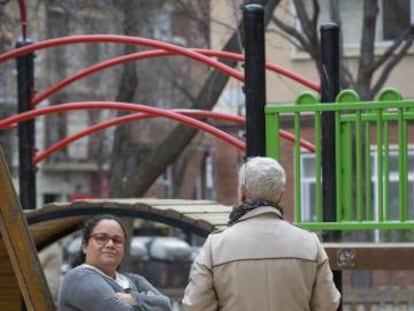 Mayuli A. Ahumada Herrera, de 41 anos, e Carmen, de costas, de 60 anos, em um parque de Barcelona.