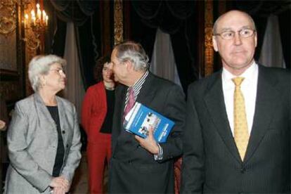 Antonio Lacayo saluda a Violeta Chamorro durante el acto de presentación del libro.