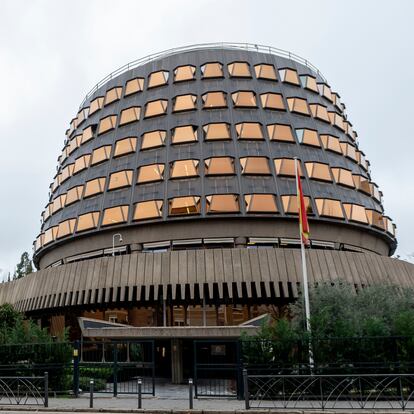 Un operario lleva un sillón de oficina nuevo al Tribunal Constitucional, a 29 de diciembre de 2022, en Madrid (España). El Tribunal Constitucional (TC) se reúne en un Pleno Gubernativo para examinar la idoneidad de los candidatos del Gobierno y del Consejo General del Poder Judicial (CGPJ) a la propia corte de garantías. El presidente del tribunal, Pedro González-Trevijano, ha convocado un Pleno Gubernativo que iniciará el trámite para sustituir a los cuatro magistrados del Constitucional que vieron caducar su mandato el pasado 12 de junio y empezará así el proceso interno para que se lleve a cabo su renovación parcial.
29 DICIEMBRE 2022;TC;TRIBUNAL CONSTITUCIONAL;PLENO;EXAMINAR;CANDIDATOS;GOBIERNO;CGPJ;TRÁMITE;MAGISTRADOS;MANDATO
Alberto Ortega / Europa Press
29/12/2022