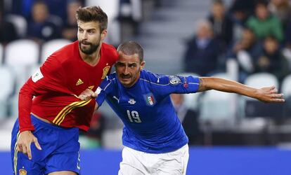 Leonardo Bonucci (d) de Italia agarra la camiseta de Gerard Piqué.