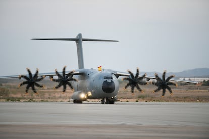 Un avión de transporte A400M fabricado por Airbus en su planta de Sevilla, aterriza en la base aérea de Zaragoza en agosto de 2021 procedente de Afganistán.