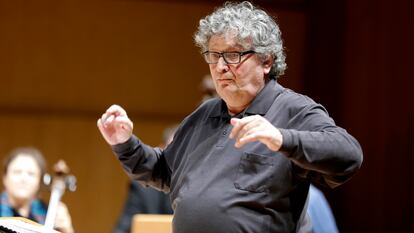 El director René Jacobs dirigiendo la Orquesta B'Rock en la Filarmónica de Colonia.