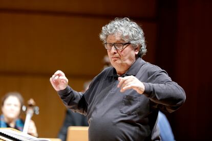 El director René Jacobs dirigiendo la Orquesta B'Rock en la Filarmónica de Colonia.