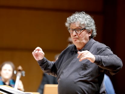 El director René Jacobs dirigiendo la Orquesta B'Rock en la Filarmónica de Colonia.