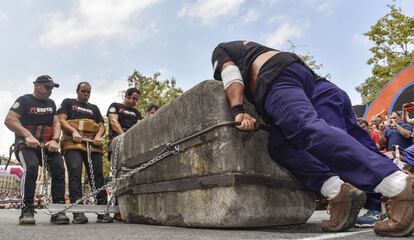 Siete hombres vizcaínos mueven hoy la 'mítica piedra de Mungía', de 4.300 kilos de peso, en una exhibición de deporte rural vasco durante las fiestas de la Aste Nagusia de Bilbao (España).