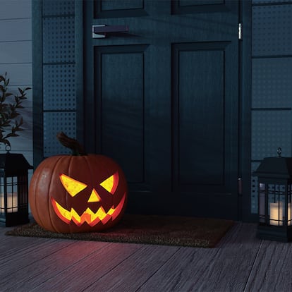 La entrada de una casa la noche de Halloween.