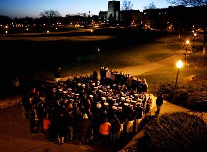 Una multitud de estudiantes de la Universidad de Virginia se ha congregado por la noche en el lugar de los hechos para honrar a los fallecidos.