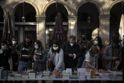 El dia de Sant Jordi a la plaça Reial de Barcelona.