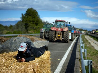 Los agricultores catalanes han mantenido este miércoles el bloqueo de las vías de tráfico cortadas el martes en Girona, con la AP-7 como punto más destacado.