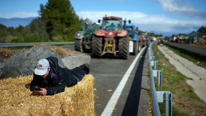 Los agricultores catalanes han mantenido este miércoles el bloqueo de las vías de tráfico cortadas el martes en Girona, con la AP-7 como punto más destacado.