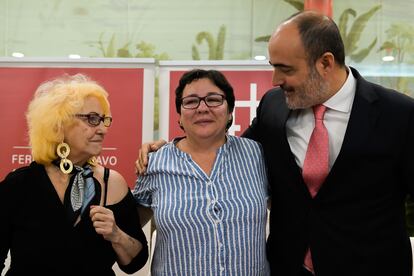 De izquierda a derecha, la presidenta de la asociación El Defensor del Paciente, Carmen Flores; la madre de la niña que sufrió lesiones por una negligencia en el Hospital de Valdepeñas, Ascensión; y el letrado de la entidad, Francisco Javier Fernández-Bravo, informan sobre la negligencia médica, este jueves en Ciudad Real. 