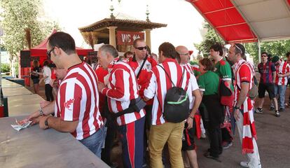 Los primeros aficionados del Athletic Club de Bilbao llegan al punto de encuentro instalado en las fuentes de Montjuic