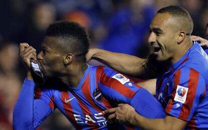 El centrocampista nigeriano del Levante Kalu Uche celebra un gol junto a El Zhar.