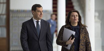 Juan Manuel Moreno Bonilla y Carmen Crespo, en el Parlamento.