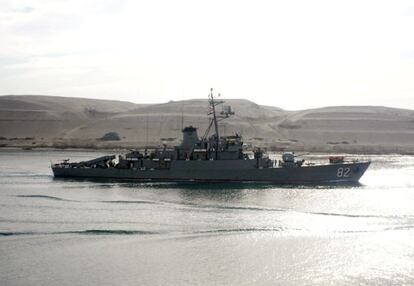 Una corbeta iranía enviada por Teherán al Mediterráneo para "formar a los militares sirios" pasa por el Canal de Suez.