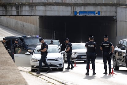 Control de la Policía Nacional en la carretera de Su Eminencia, en el Polígono Sur de Sevilla.