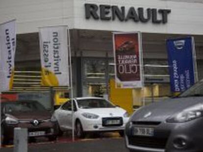 Vista general de unos coches expuestos en un concesionario de Renault en Par&iacute;s.