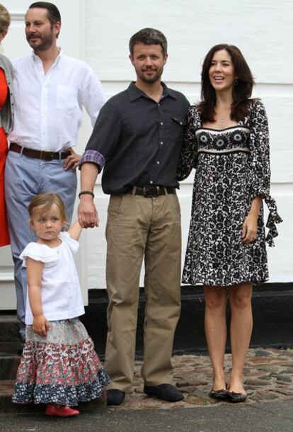 Los príncipes herederos de Dinamarca, Federico y Mary, junto a su hija pequeña Isabella, en una imagen del 28 de julio.