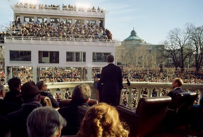 El presidente Jimmy Carter habla durante su ceremonia de investidura en el pórtico este del Capitolio de Estados Unidos, el 20 de enero de 1977, en Washington, DC.