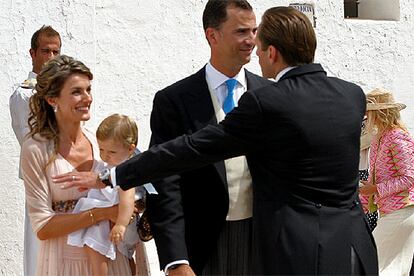 Los Príncipes de Asturias han asistido, junto con la Infanta Leonor, a la boda de los alemanes Cristoher Von Reiche, amigo del Heredero de la época de la Universidad de Georgetown, y Bianca Labriola, oficiada en la parroquia de San Rafael de Ibiza. El Príncipe, que coincidió con Von Reiche a principios de los 90, cuando cursaba un Máster en Relaciones Internacionales en la universidad estadounidense, fue el encargado de realizar la primera lectura, un pasaje del <i>Génesis</i>. Von Reiche (de espaldas) fue uno de los testigos del enlace de don Felipe y doña Letizia.