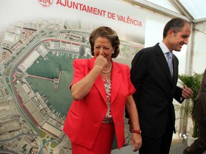 Rita Barber&aacute; y Francisco Camps en la inauguraci&oacute;n de la obra del circuito urbano de Valencia en octubre de 2007.