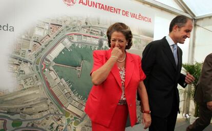 Rita Barber&aacute; y Francisco Camps en la inauguraci&oacute;n de la obra del circuito urbano de Valencia en octubre de 2007.