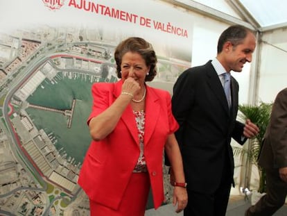 Rita Barber&aacute; y Francisco Camps en la inauguraci&oacute;n de la obra del circuito urbano de Valencia en octubre de 2007.