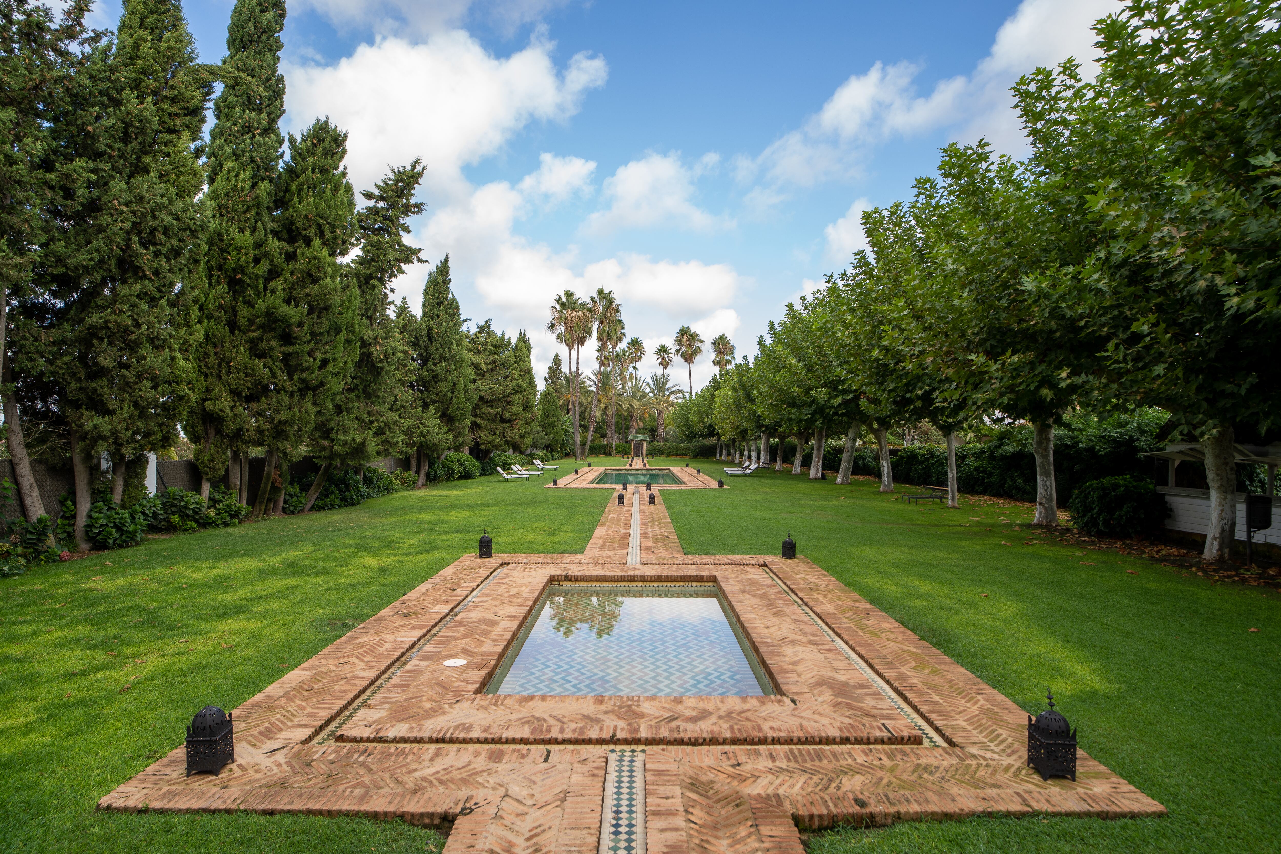 Jardines y estanques del hotel El Cortijo de Los Mimbrales. 