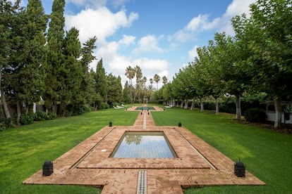 Jardines y estanques del hotel El Cortijo de Los Mimbrales. 