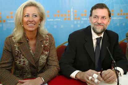 Mariano Rajoy y la alcaldesa de Vigo, Corina Porro, ayer durante una asamblea del Partido Popular.