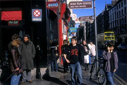 La zona de Temple Bar, entre Dame Street y el río Liffey, es el centro de la vida noctámbula y cultural de Dublín.