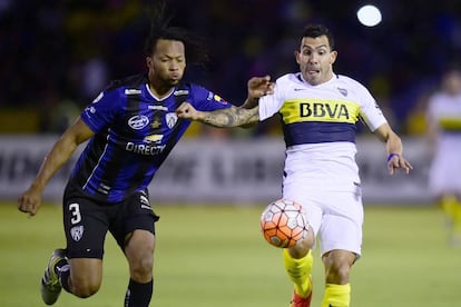 Arturo Mina del Independiente del Valle y Carlos Tévez del Boca Juniors en la Copa Libertadores.