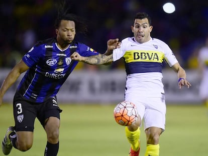 Arturo Mina del Independiente del Valle y Carlos Tévez del Boca Juniors en la Copa Libertadores.