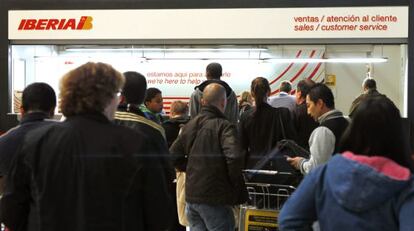 Pasajeros consultan los mostradores de atención al cliente de Iberia en la T4 del aeropuerto madrileño de Barajas.