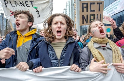 Miles de estudiantes salieron a las calles este viernes en varias ciudades de Asia, en una ola global de protestas, que rápidamente llegó a Australia, con el objetivo de incitar a los líderes mundiales a tomar medidas en la lucha contra el cambio climático. En la imagen, tres jóvenes gritan consignas durante la protesta en Bruselas (Bélgica).