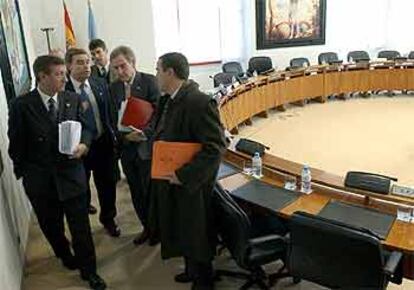 El consejero de Presidencia de la Xunta, Jaime Pita (a la izquierda), ayer en el Parlamento gallego.