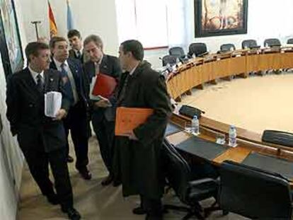 El consejero de Presidencia de la Xunta, Jaime Pita (a la izquierda), ayer en el Parlamento gallego.