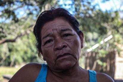 Lídia Guarani, líder indígena y chamán de la aldea. Ella es quien manda en la aldea y la voz última en las decisiones importantes. La sencillez de sus ropas y la proximidad con la que trata a sus vecinos parecen de un tiempo perdido.