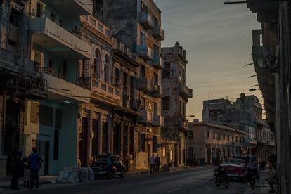 Una imagen habitual en las calles de Centro Habana, en la que se ven los vestigios de un próspero pasado colonial. En la Cuba comunista, el Gobierno garantiza a todo el mundo un lugar donde vivir. Aunque en los últimos años se han hecho grandes avances en la revitalización del centro histórico de La Habana, la ciudad todavía alberga muchos espacios en los que los edificios se han derrumbado. Lejos de la vista de los turistas, la mayoría de las casas de los distritos de La Habana Vieja y Centro Habana siguen en estado ruinoso. Como sus habitantes carecen de recursos para renovar sus propiedades, estas no se mantienen adecuadamente. 
