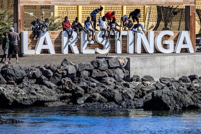 Un grupo de niños que llegaron en cayuco a El Hierro juega en el puerto de La Restinga, el pasado domingo.