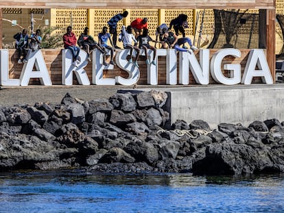 Un grupo de niños que llegaron en cayuco a El Hierro juega en el puerto de La Restinga, el pasado domingo.