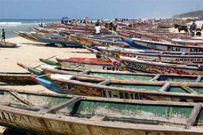 Cayucos alineados en la playa senegalesa de Cayar como los utilizados por los emigrantes que se echan a la mar para intentar alcanzar las islas Canarias.