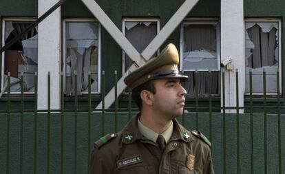 Un carabinero, frente a la instalación policial dañada por la explosión.