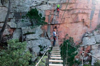 Las curiosas formas y el color rojizo anaranjado de la roca de rodeno son los protagonistas visuales de esta ferrata sencilla de unos 150 metros en el barranco de Cingla, cerca de Andilla (Valencia). El recorrido encara varios paños lisas que tratan de evitar los enormes salientes que presenta la pared. La guinda la pone un puente colgante de madera que une los dos cantiles de mayor altura. Inicio: desde Andilla, seguir las señales del área recreativa la Fuente del Señor. Tiempos: 2 horas. Dificultad: Media. Se puede realizar la actividad guiada con Valencia Adventure (+34 96 153 78 12 y +34 674 24 86 20; valenciadventure.com).