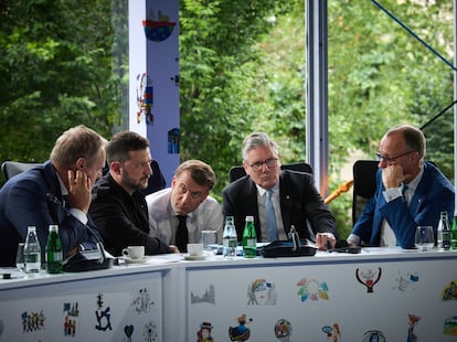 De izquierda a derecha, Donald Tusk, primer ministro polaco, Volodimir Zelensky, presidente de Ucrania, Emmanuel Macron, su homólogo francés, Keir Starmer, primer ministro británico, y Friedrich Merz, canciller alemán, hablando con Donald Trump por teléfono, en Tirana (Albania), en mayo pasado.