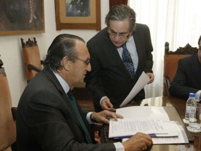 Juan Garc&iacute;a Salas, de pie junto a Carlos Fabra, durante una reuni&oacute;n del consejo de Aerocas en 2011.