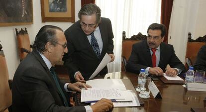 Juan García Salas, de pie junto a Carlos Fabra, durante una reunión del consejo de Aerocas en 2011.