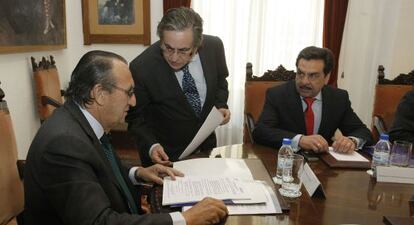 Juan Garc&iacute;a Salas, de pie junto a Carlos Fabra, durante una reuni&oacute;n del consejo de Aerocas en 2011.